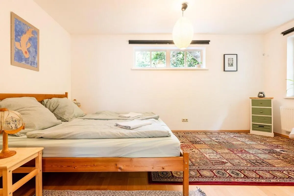 Central, Calm Oasis With Private Parking Graz Apartment