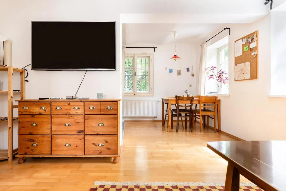 Central, Calm Oasis With Private Parking Graz Apartment
